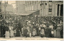 S9505 cpa 03 Commentry - Place du Théâtre - La Foire de la Loue