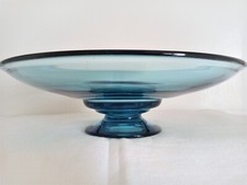 André Delatte, Nancy - Centre de table sur pied en verre bleu, diamètre - 32 cm.