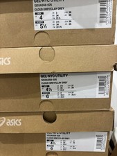 11 paires de Baskets ASICS