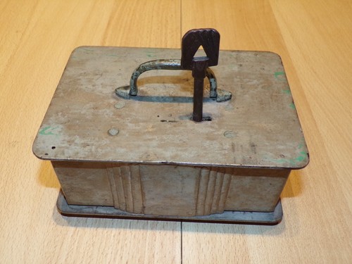 Petite boite métallique - , à
