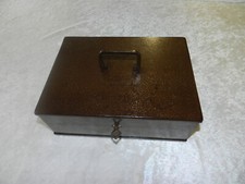 Ancienne caisse Coffre-fort de voyage en fer avec sa clef / décor ciselé