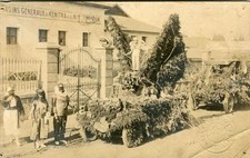 CPA MAROC CARTE PHOTO KENITRA CHARS DU CARNAVAL (cliché unique rare cpa