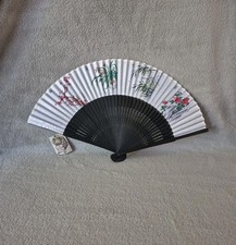 Eventail en bois et tissu décor asiatique