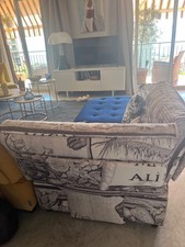 angle de canapé  blanc avec thématique en très bon état 