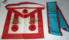 écharpe et un tablier de