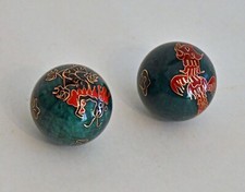 Boules Qi-Gong. Emaux cloisonné vert foncé, décor rouge & noir. TBE