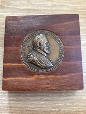 Petite médaille Henri IV bronze sur support bois