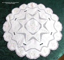 NAPPERON  BRODE MAIN FLEURS PASTELS ET JOURS SUR LIN ROND DE 60cm***