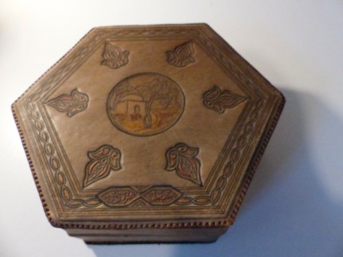 Boite hexagonale cuir décor