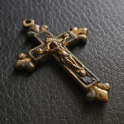 Pendentif croix fleurdelysée