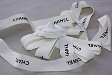 CHANEL GRAND RUBAN BLANC 2,45 M & SON GRAND CAMELIA BLANC CARTONNé RIGIDE CHANEL