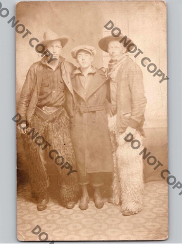 C1910 men hugging touching - men,