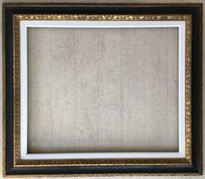 cadre en bois sculpté noir et