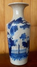 Vase en porcelaine à fond craquelé, signé. Chine fin XIXe. Bon état.