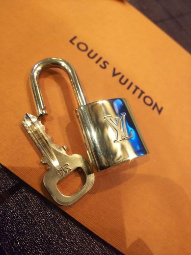 Cadenas louis vuitton doré - cadenas,