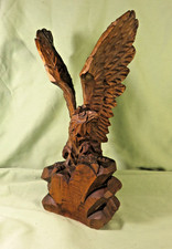 Bel aigle aux ailes déployées, perché sur un rocher,  en bois massif sculpté