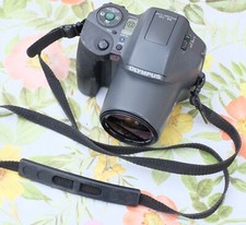 Olympus boîtier argentique en mauvais état avec zoom 28-110. Vendu pour pièces