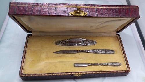 Ancien coffret nécessaire - , à