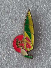 Pin’s Planche À Voile Sport Glisse Véliplanchiste Signé Corner Coinderoux Paris