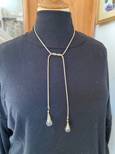 Collier cravate avec pampilles