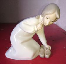 ANCIEN FIGURINE STATUETTE FILLE AVEC AVEC CHAUSSURES PORCELAINE LLADRO ESPAGNOL
