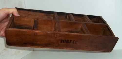 Très ancienne petite caisse - , /
