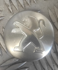 Cabochon centre roue jante alu - PEUGEOT - Référence : 9672558477 - GRIS CLAIR