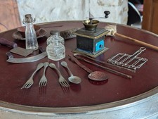 ancienne dinette, moulin a café ,maison de poupée