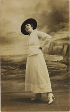 Portrait d’une femme au chapeau Décor Vintage Photo sur papier carte postale