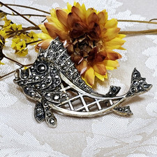 Art Déco Broche Artisan Poisson Métal Argenté Marcassites Fermoir Piston 55x37mm