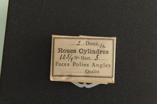 Lot de Fournitures d'horlogerie: roues de cylindres de montres anciennes