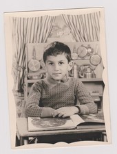 photo ancienne ?️ garçon lisant livre école dinette années 50