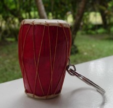 Porte-clés djembé ethnique Africain tam tam rouge en peau de chèvre et bois 