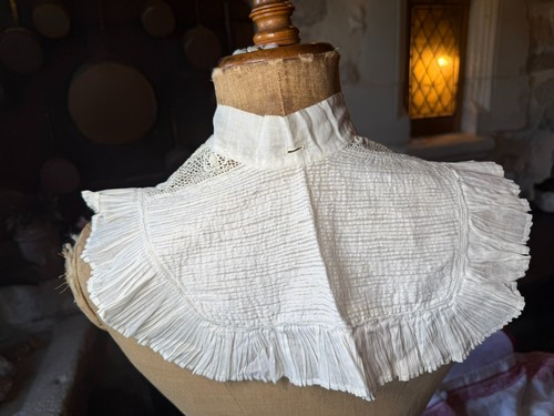 Dentelle ancienne col en - col,