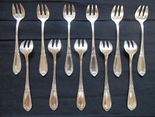 11  FOURCHETTES A HUITRES EN METAL ARGENTE TRES BEAU MODELE