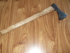 outil ancien hache en fer forgé