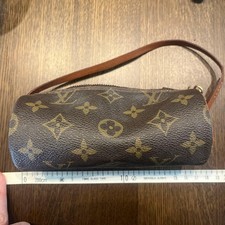 LOUIS VUITTON Pochette Cuir