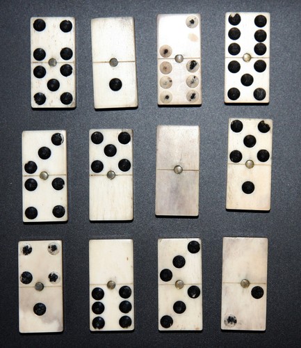Lot dominos en - 12, ébène