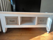 Table basse blanche avec tiroirs en osier – sur roulettes