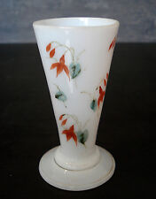 Vase cornet en opaline de cristal aux fuschias - Epoque Restauration Charles X