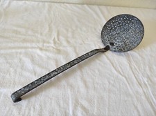 Ecumoire ancienne en fer émaillé