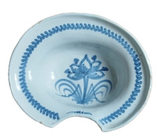 Plat à barbe ancien en faience de Nevers