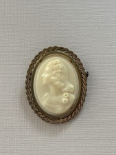 Broche Camée Profile D’une Femme Époque Victorienne, Monture En Bronze Dorée
