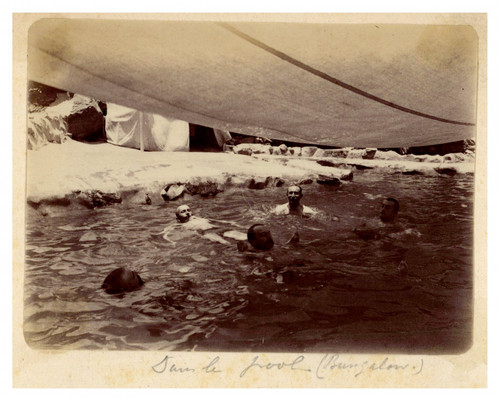 Hommes dans piscine - un,