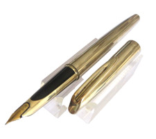 MYTHIQUE STYLO PLUME PLAQUE OR