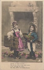 CP GARCON CHAPEAU POISSONS SOUS LE BRAS PETITE FILLE AVEC MALLE OSIER