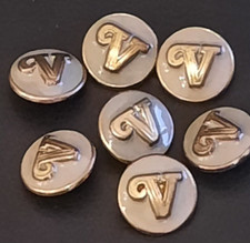 LOT 7 BOUTONS EN METAL DORES ET GRIS/BLEU VINTAGE LETTRE V DIAMETRE 20 mm