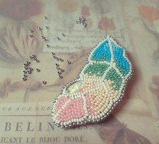 Broche fantaisie En Perles de Rocailles "Plume Légère" 