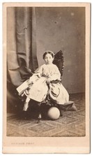 Fillette assise avec son livre & une balle 1861 Gustave Le Mans Photo CDV enfant