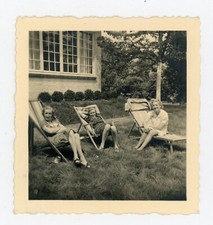 PHOTO snapshot amateur, 3 femmes détente farniente transat dans un jardin